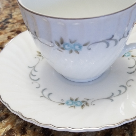 Mikasa beautifully styled 60 pieces (10 settings) - Picture 5 of 8